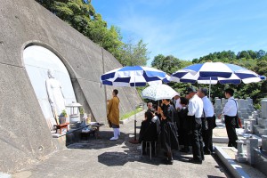 御本尊、金色釈迦牟尼如来の御前立ちをお参りしての、ご先祖様の供養法要風景