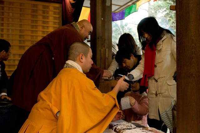 引いたおみくじを神峯山寺の僧が一つひとつ読み上げ、解説します